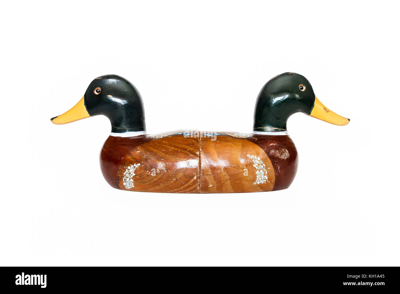 Una coppia di vintage a mano in legno intagliato Mallard duck bookends aginst uno sfondo bianco Foto Stock