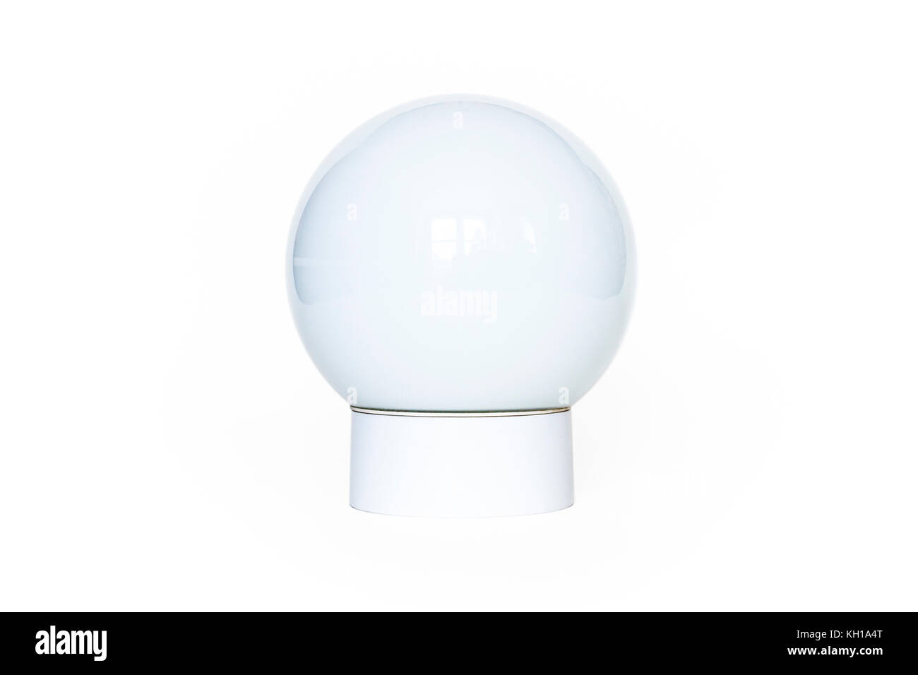 Un bianco opalescente sferica lampada da soffitto contro uno sfondo bianco Foto Stock