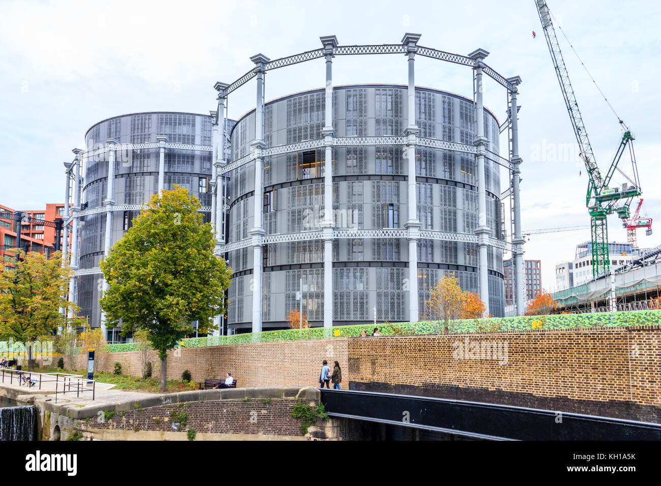 Il rinnovato gasometri Vittoriano e nuovi appartamenti da Regent's Canal a St Pancras serratura, King's Cross, Londra, Regno Unito, 2017 Foto Stock