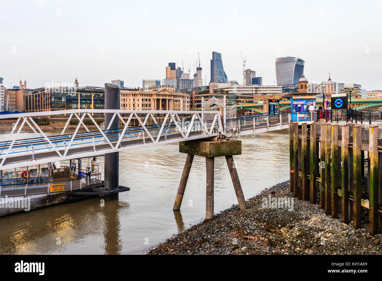 Bankside Pier, LONDRA, REGNO UNITO, visto dal Tamigi Embankment su una sera d'autunno Foto Stock
