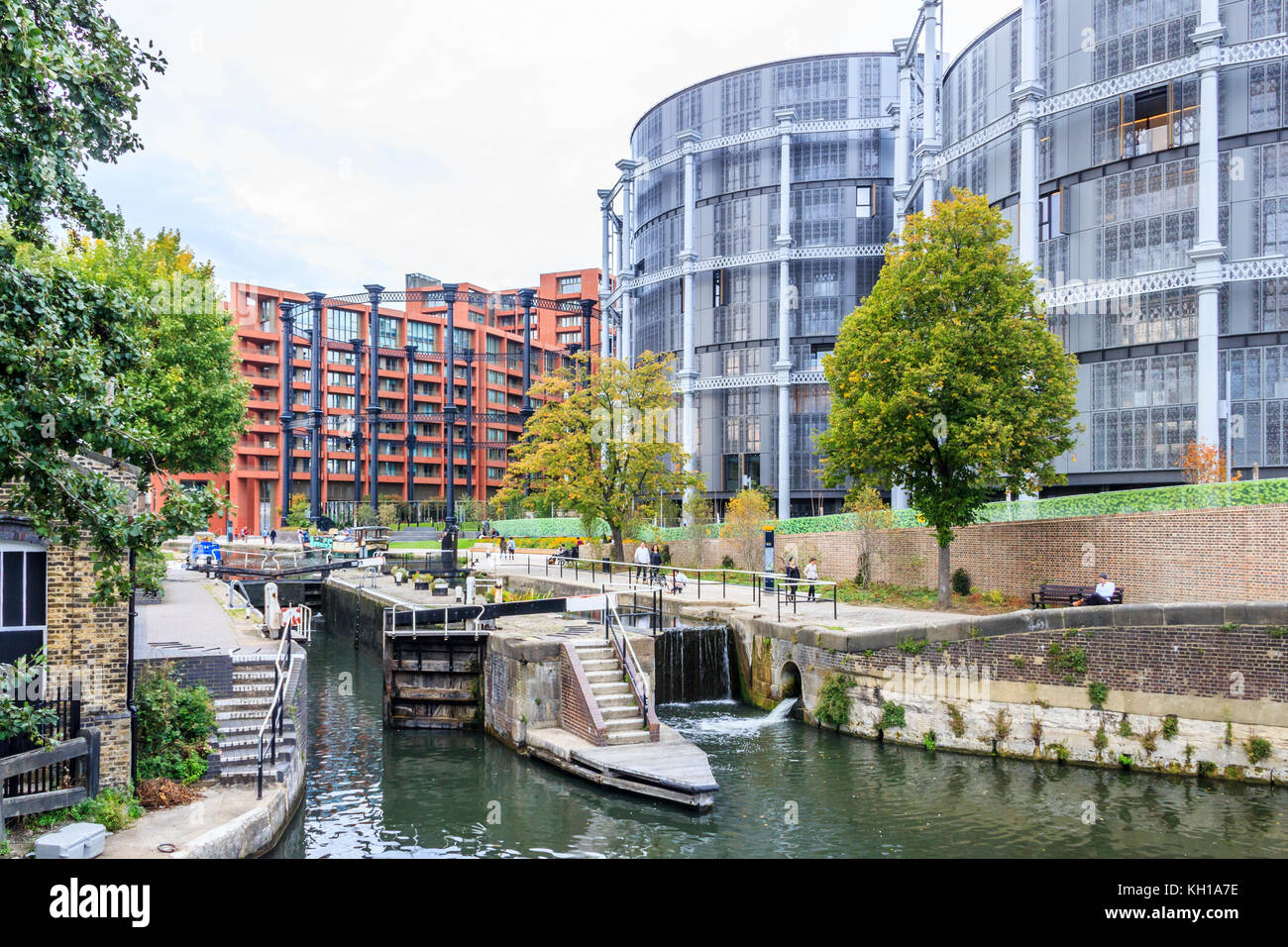 Regent's Canal a St Pancras serratura, Kings Cross, London, Regno Unito, e la rinnovata gasometri Vittoriano e nuovi appartamenti, 2017 Foto Stock