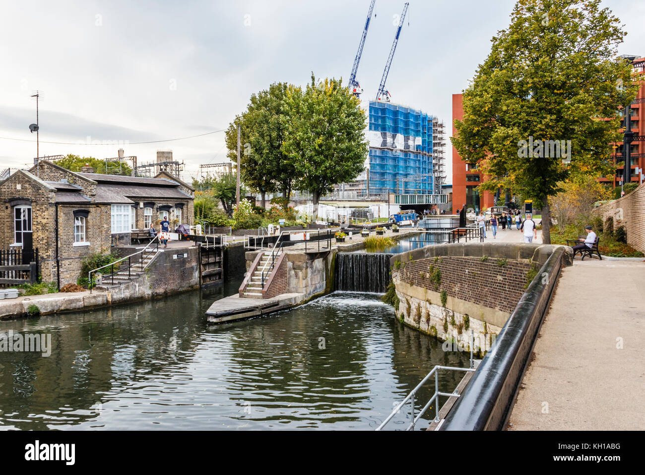 San Pancrazio serratura, Kings Cross, London, Regno Unito, una nuova costruzione ricoperta in plastica blu avvolgere in background, 2017 Foto Stock