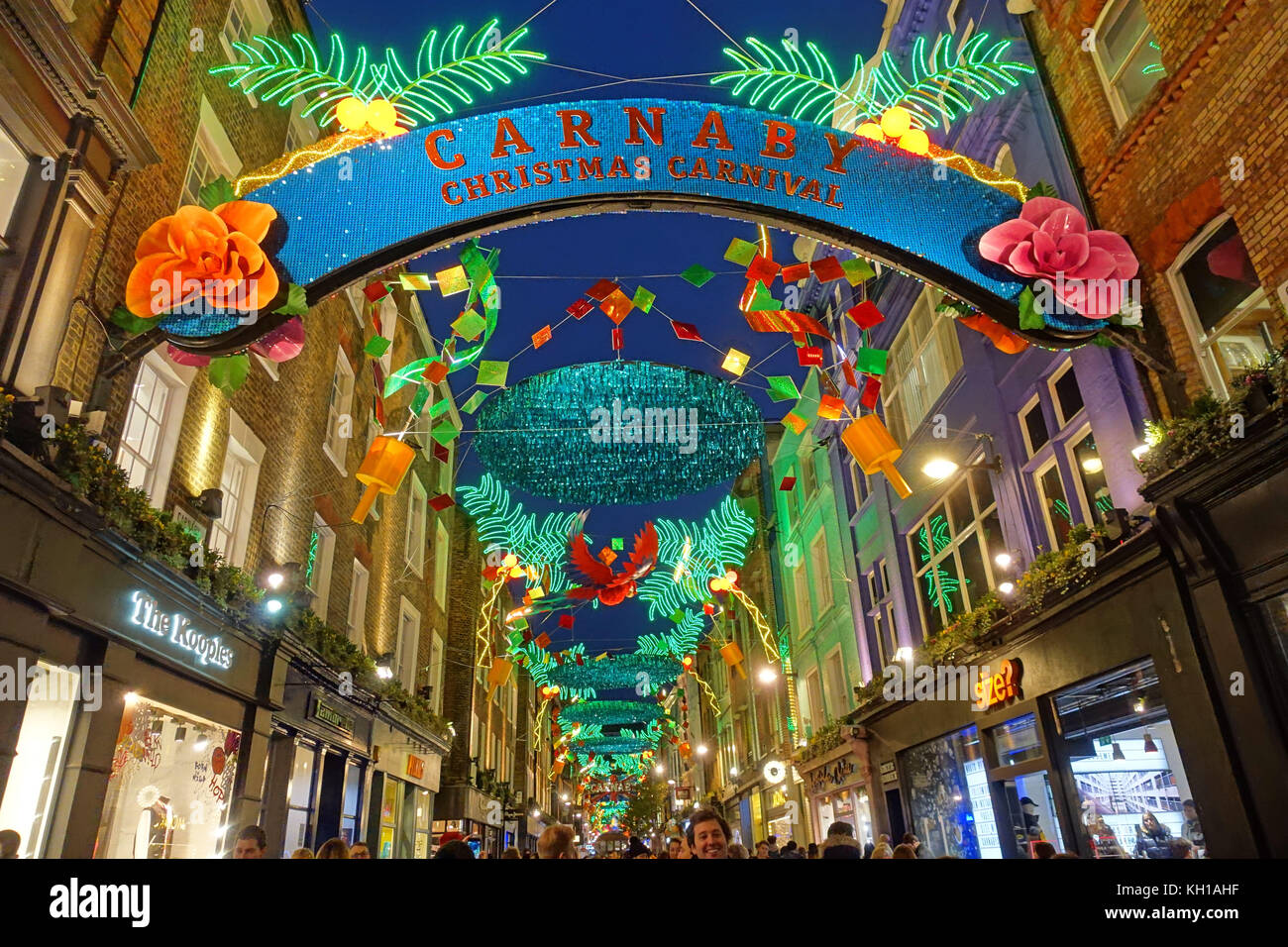 Tema di carnevale decorazioni di Natale in Carnaby Street nel west end di Londra 2017 Foto Stock