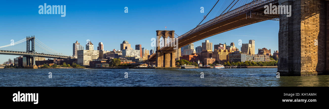 Vista panoramica di Brooklyn Riverfront tra il Manhattan Bridge e il Ponte di Brooklyn. Brooklyn, New York City Foto Stock