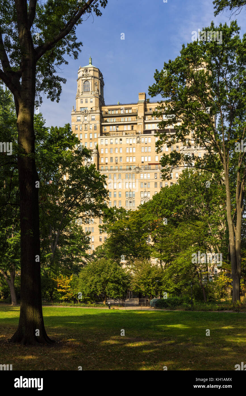 Il Beresford dal Central Park in estate. Upper West Side di Manhattan, New York City Foto Stock