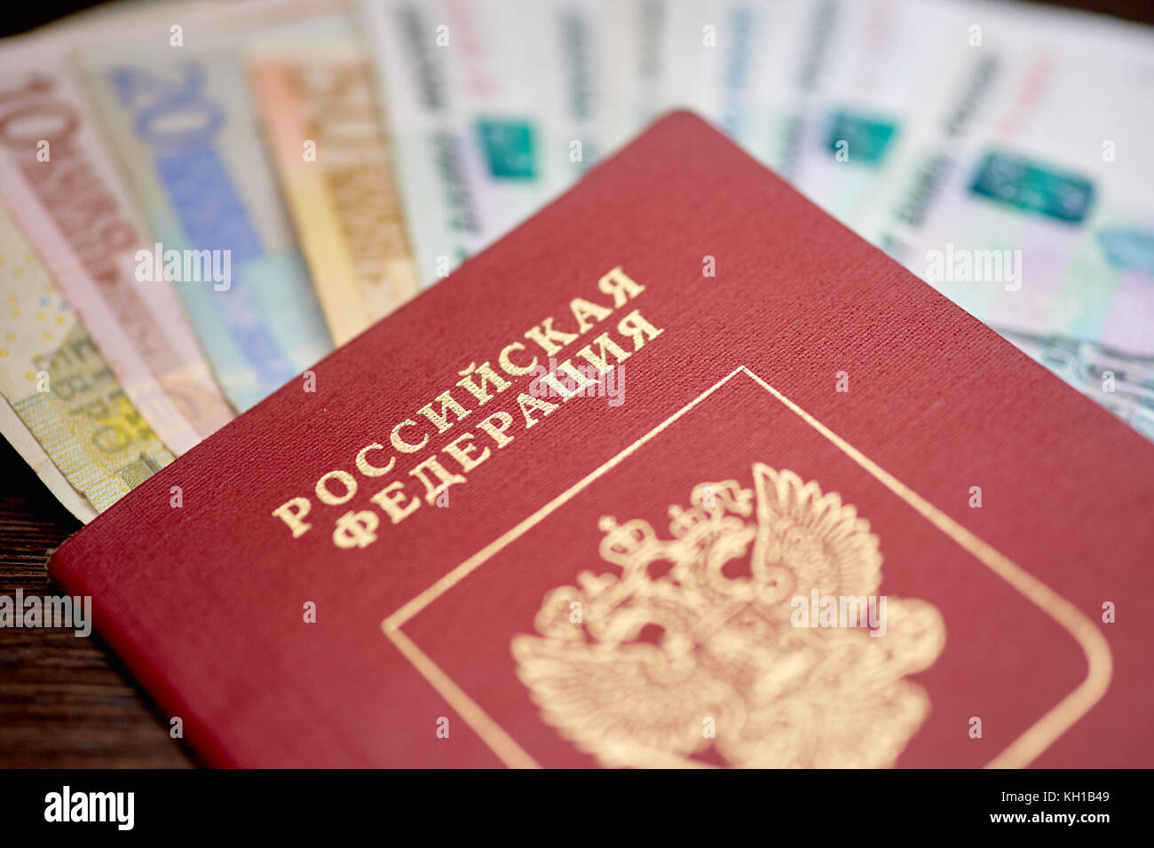 Passaporto russo con le banconote in euro e rubli Foto Stock