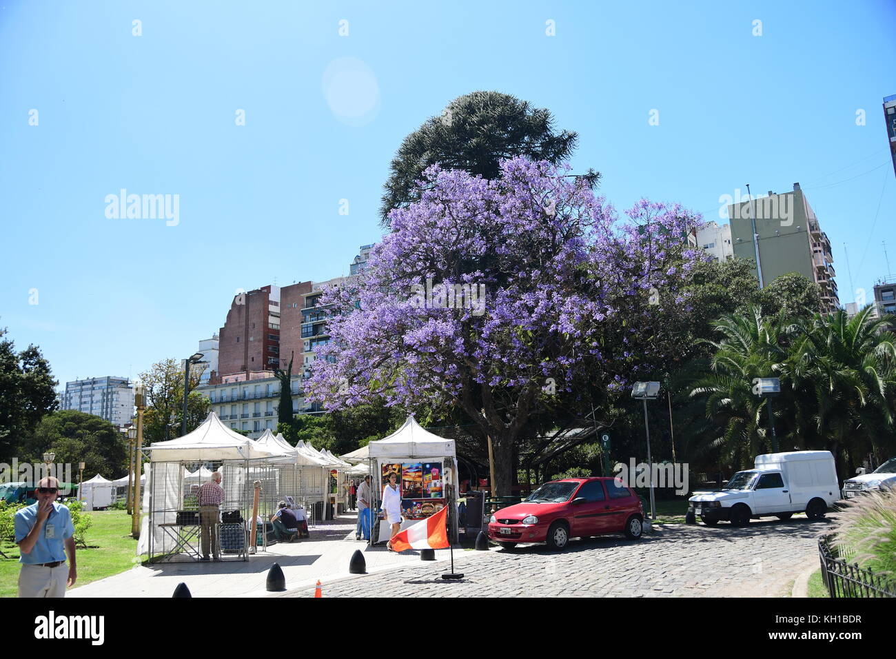 Per i turisti che visitano la fiera del fine settimana appena di fronte al cimitero di Recoleta su una bella giornata di primavera a buenos aires, Argentina. Foto Stock