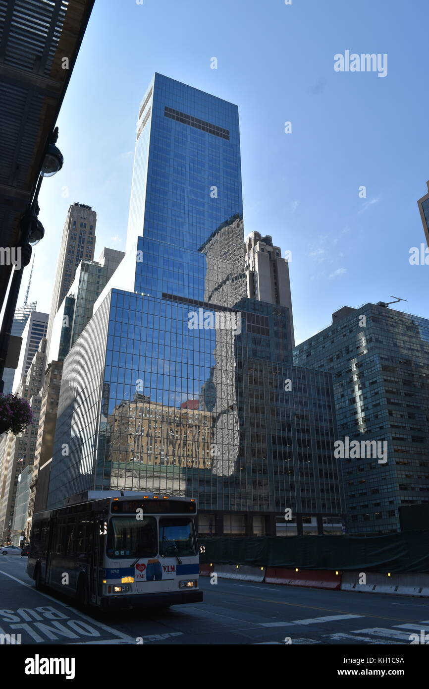 Bus passato di pilotaggio 330 Madison Avenue su una giornata d'estate nella città di New York Foto Stock