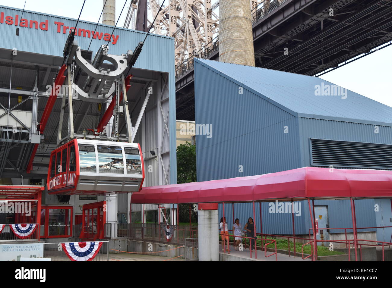 Cavo auto lasciando Roosevelt Island tramite il Roosevelt Island Tram, New York City Foto Stock