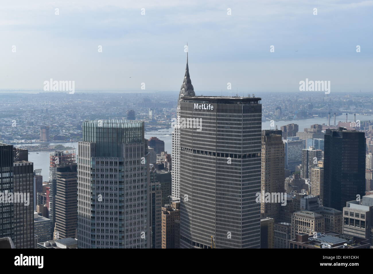 383 Madison Avenue, MetLife Building e il Chrysler Building, prelevato dalla parte superiore della roccia Osservatorio. La città di New York. Foto Stock