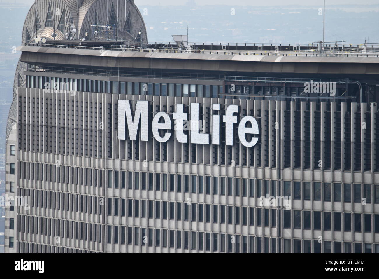 MetLife building, fotografata dalla sommità del Rockefeller Building, New York City Foto Stock
