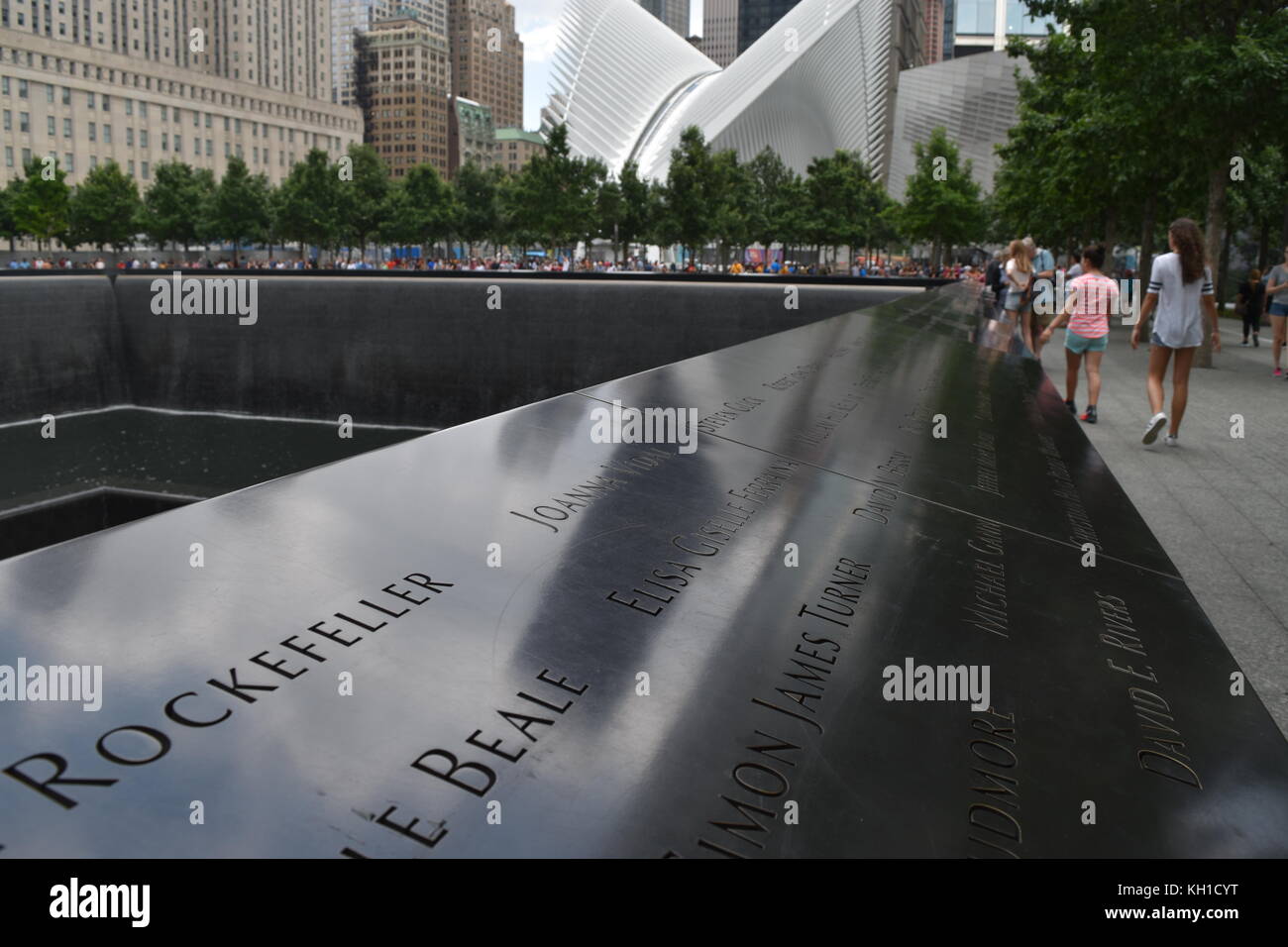 Una delle piscine al 9/11 Memorial nella città di New York, Stati Uniti d'America. Foto Stock