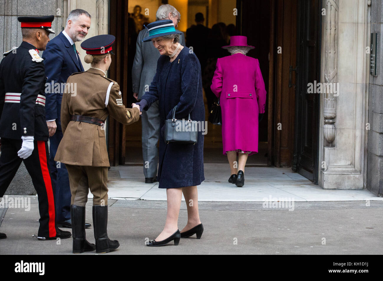 Londra, Regno Unito. 8 Novembre 2017. La Regina arriva a riaprire la Sir Joseph E. Hotung Gallery of Oriental Antiquities al British Museum il 25 Foto Stock