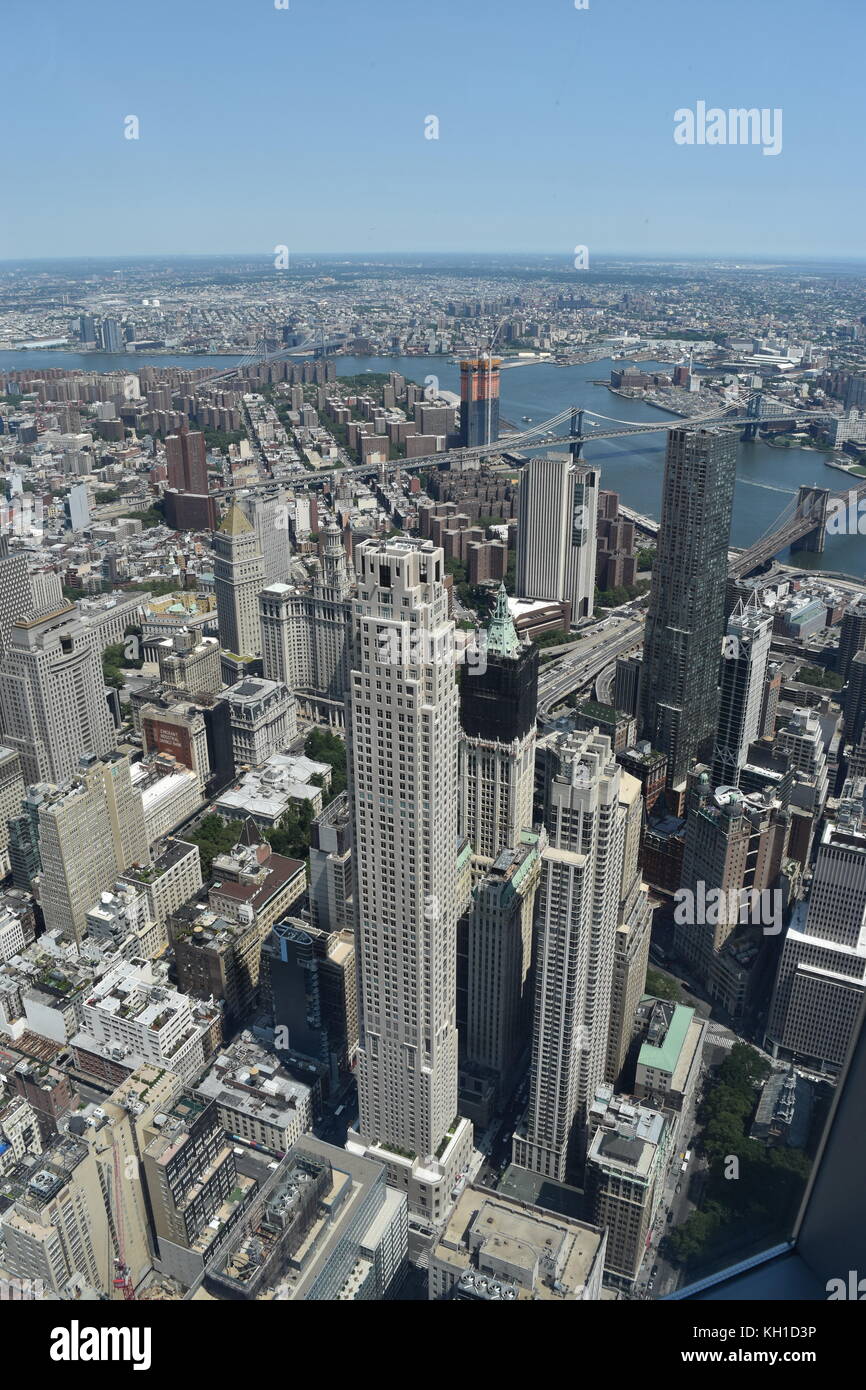 Guardando verso il basso verso il 30 Park Place, il Woolworth Building e la Barclay Tower, presi dal One World Trade Center, New York City Foto Stock