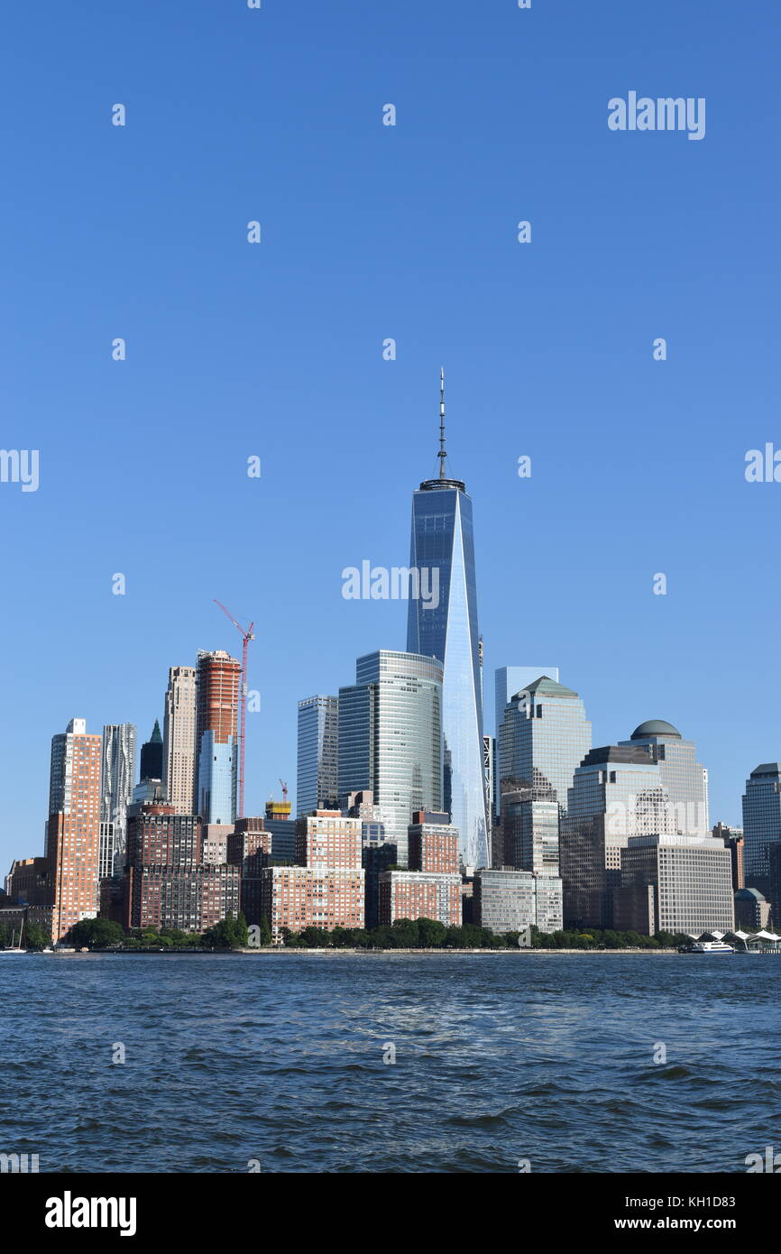 One World Trade Center e la parte inferiore di Manhattan, preso dal fiume Hudson in estate. La città di New York. Foto Stock