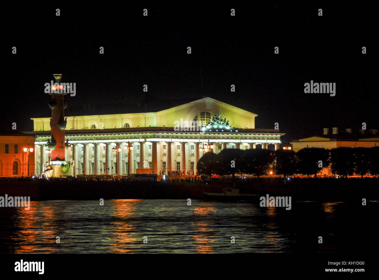 Freccia vasilevsky island, rostrale colonne, il vecchio edificio dello stock exchange in saint-Petersburg, Russia durante la notte Foto Stock