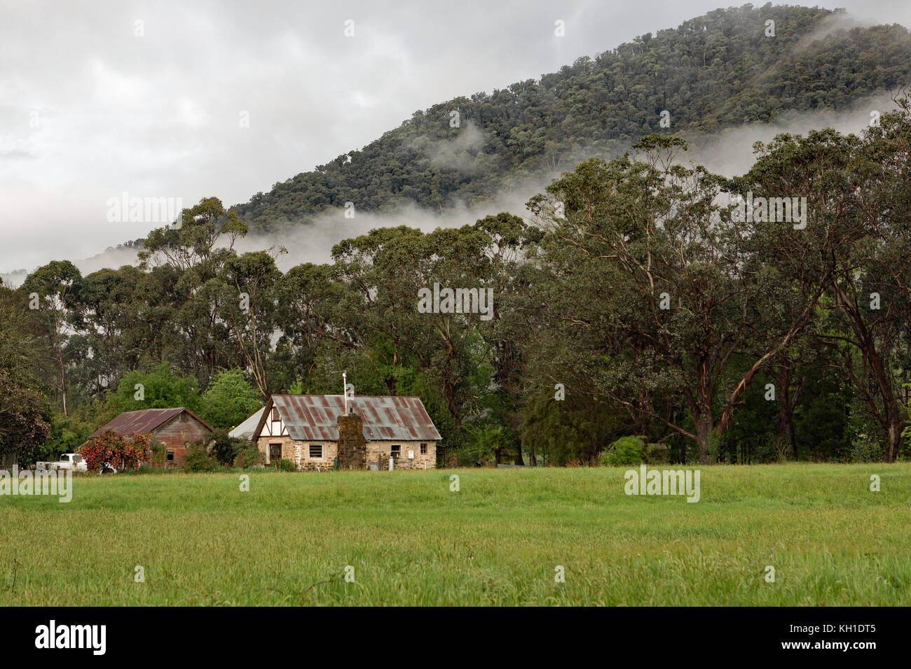 Cottage di mattoni nella nebbia, Harrretville Foto Stock