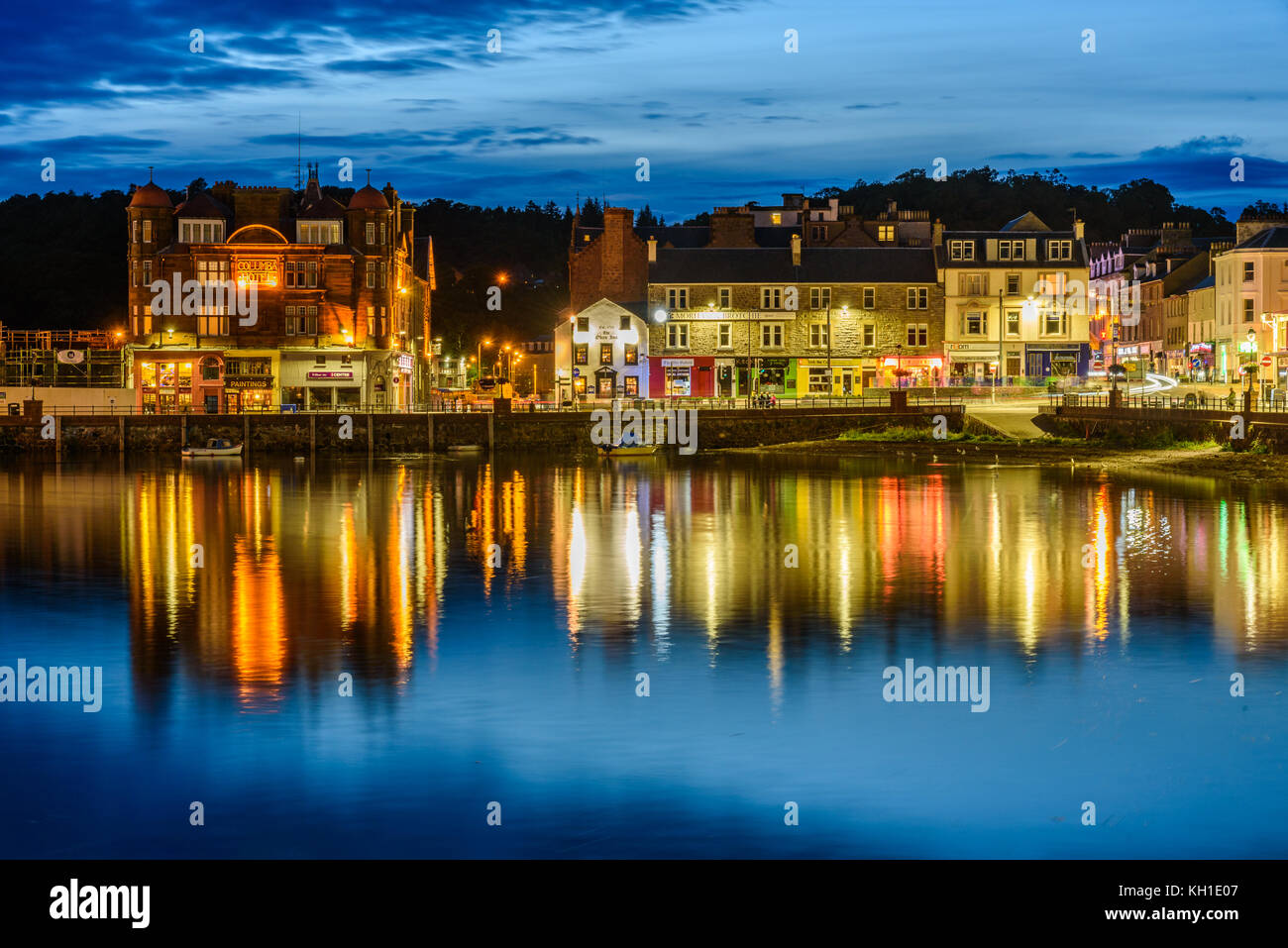 Oban, Scozia - agosto 14, 2017 - vista notturna della Baia della bellissima città di Oban con luci di riflessione. Foto Stock