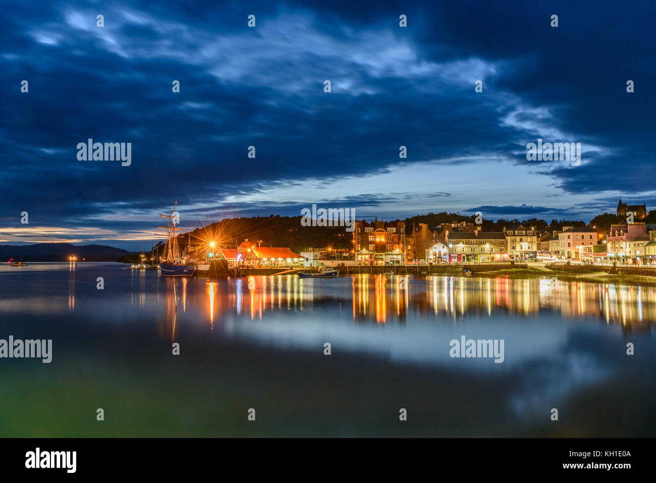 Oban, Scozia - agosto 14, 2017 - vista notturna della Baia della bellissima città di Oban con luci di riflessione. Foto Stock