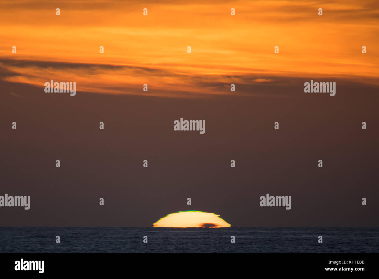 Un flash verde tramonto al largo della costa meridionale del Staten Island o Isla de los Estados, Argentina Foto Stock