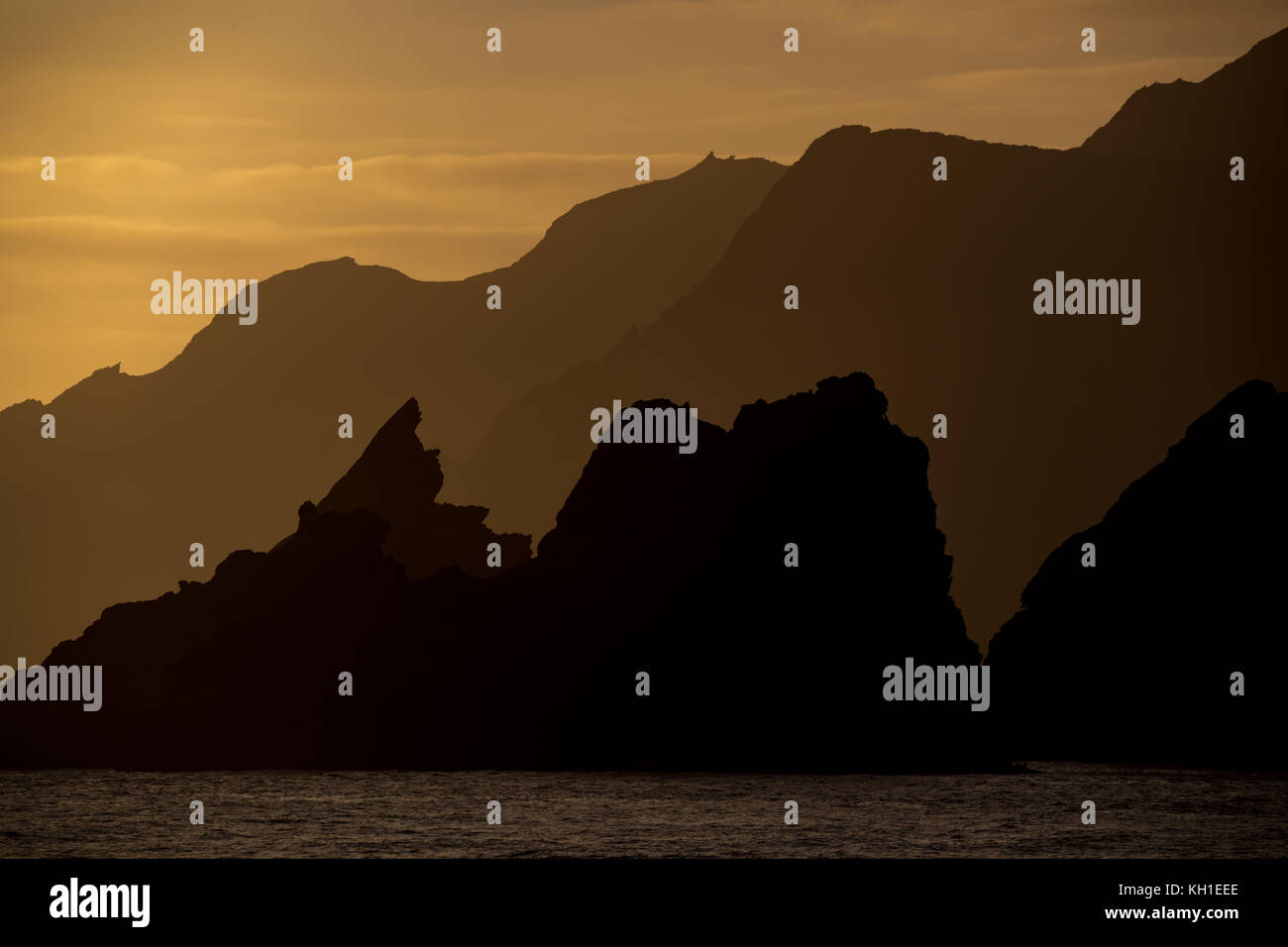 Uno splendido tramonto in mostra il drammatico scenario del lato sud di Staten Island o Islas de los Estados, Argentina Foto Stock