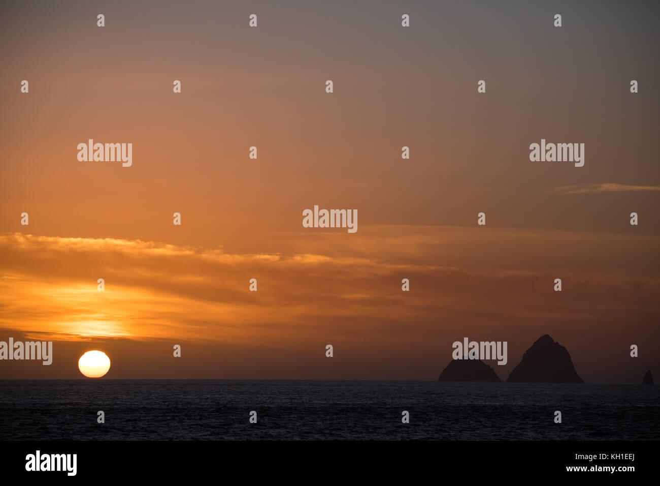 Uno splendido tramonto in mostra il drammatico scenario del lato sud di Staten Island o Islas de los Estados, Argentina Foto Stock