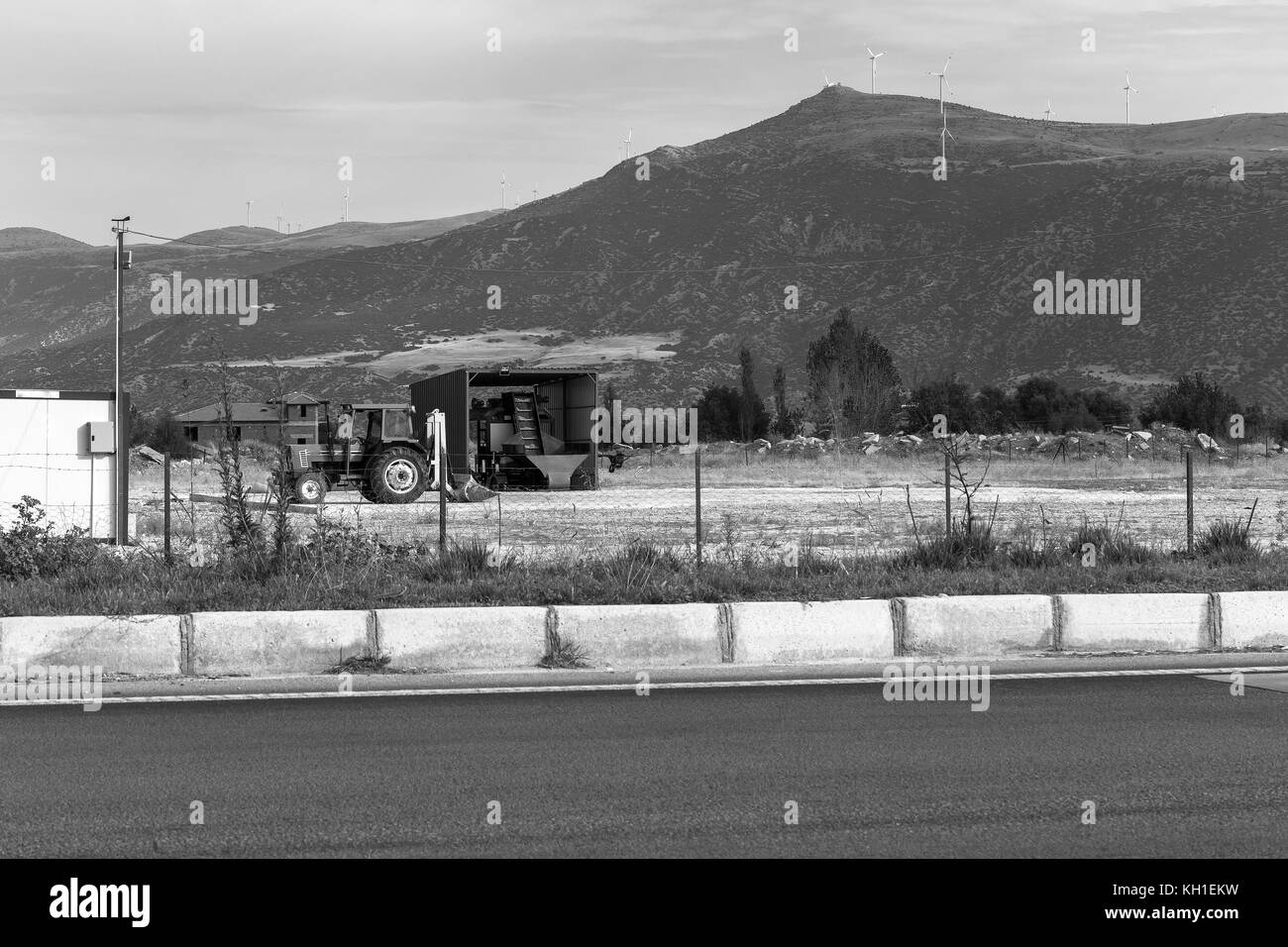 Alta collina il paesaggio con le turbine eoliche power energy per la vita Foto Stock