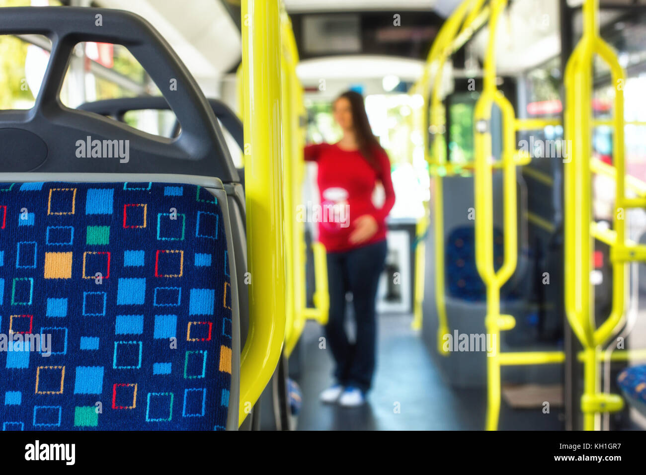 Silhouette di una donna in stato di gravidanza che viaggiano con pubblici di autobus o tram, durante il suo tragitto al lavoro/scuola Foto Stock