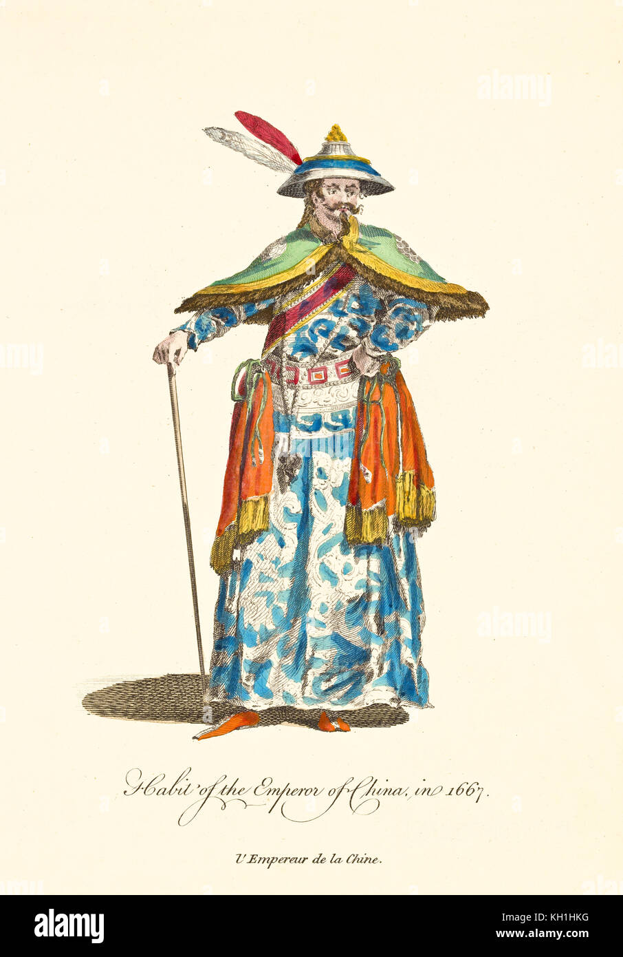 Antica illustrazione dell'Imperatore della Cina in abiti tradizionali nel 1667. Lunga tunica bianca e blu con elementi arancioni drappeggi, cappello a cono e piume. Foto Stock