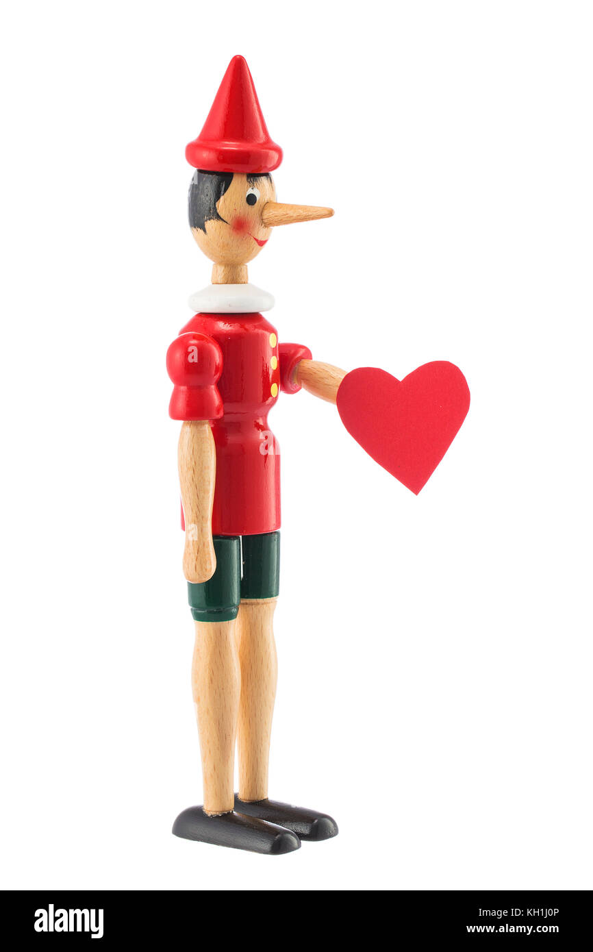 Pinocchio toy statua e cuore isolato su sfondo bianco. il giorno di san valentino del concetto. Foto Stock