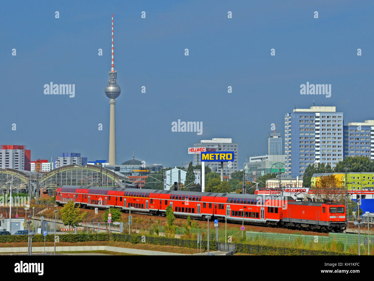 Treno a lasciare la città di Berlino, Germania Foto Stock