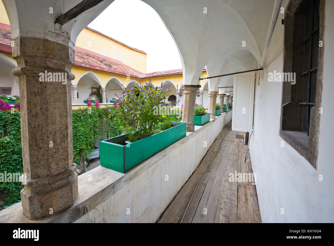 Körblerhaus cortile interno, casa medioevale in Judenburg con arcate su colonne ottagonali, appuntita e premuto archi a tutto sesto dal XVI secolo. Foto Stock