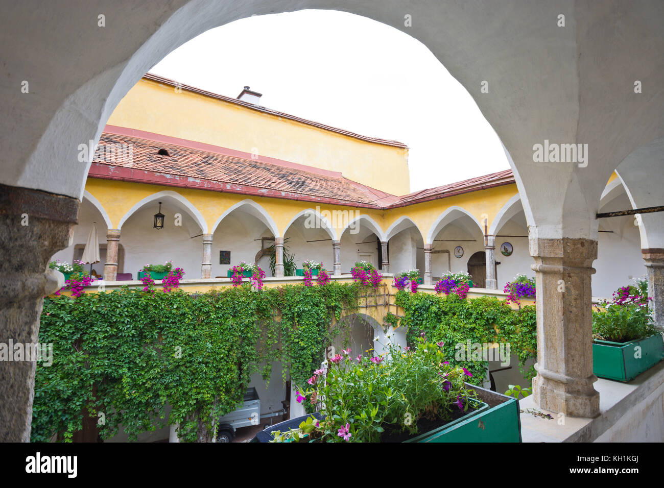 Körblerhaus cortile interno, casa medioevale in Judenburg con arcate su colonne ottagonali, appuntita e premuto archi a tutto sesto dal XVI secolo. Foto Stock