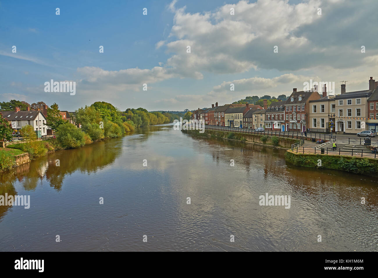 Il fiume Severn in Baja Sardinia, Worcestershire un pomeriggio estivo è tranquilla e calma con bassi livelli di acqua Foto Stock