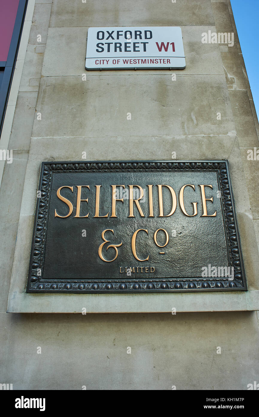 Selfridge store segno su Oxford Street nel West End di Londra Foto Stock