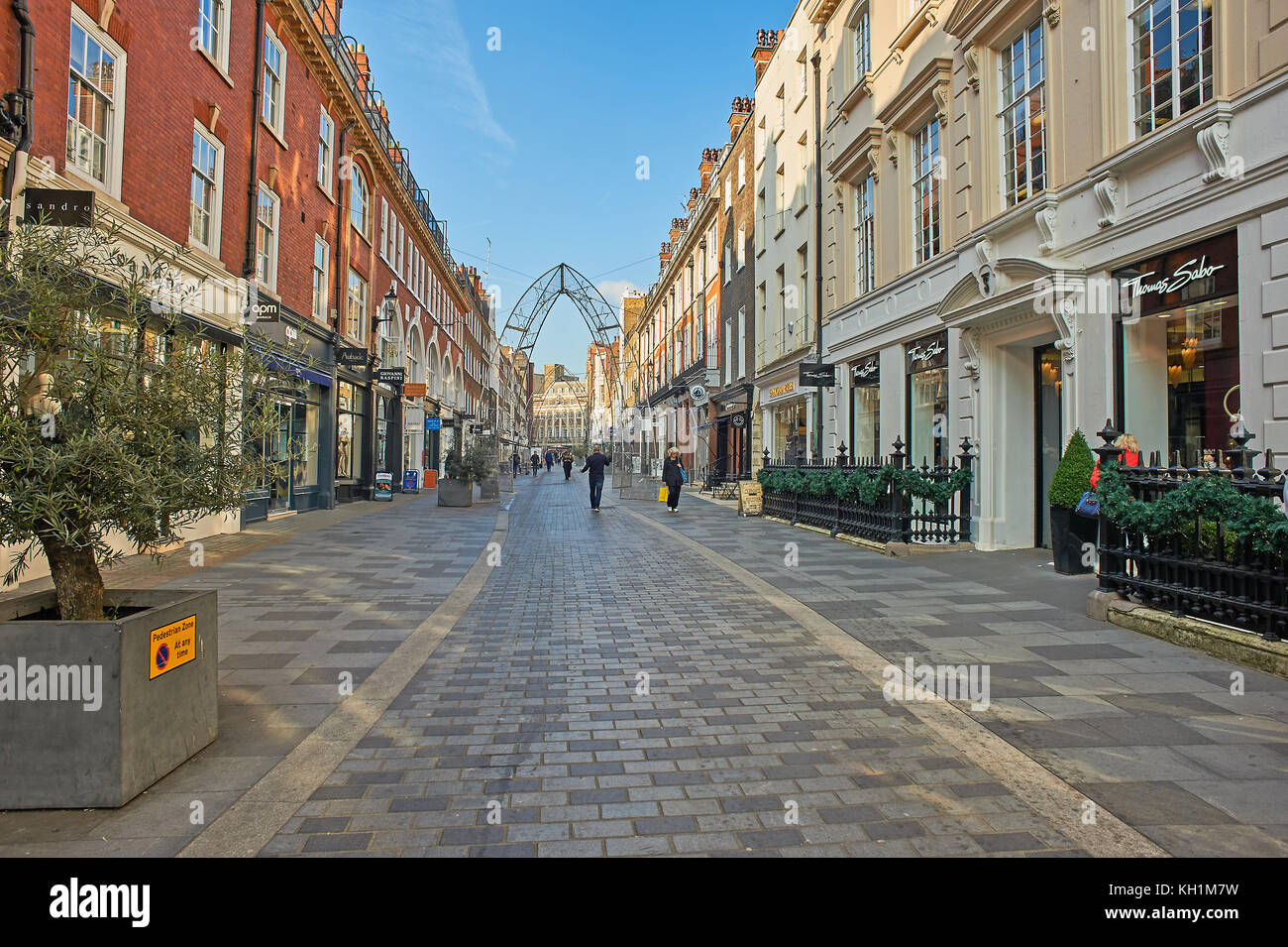 Una via pedonale nel West End di Londra Foto Stock