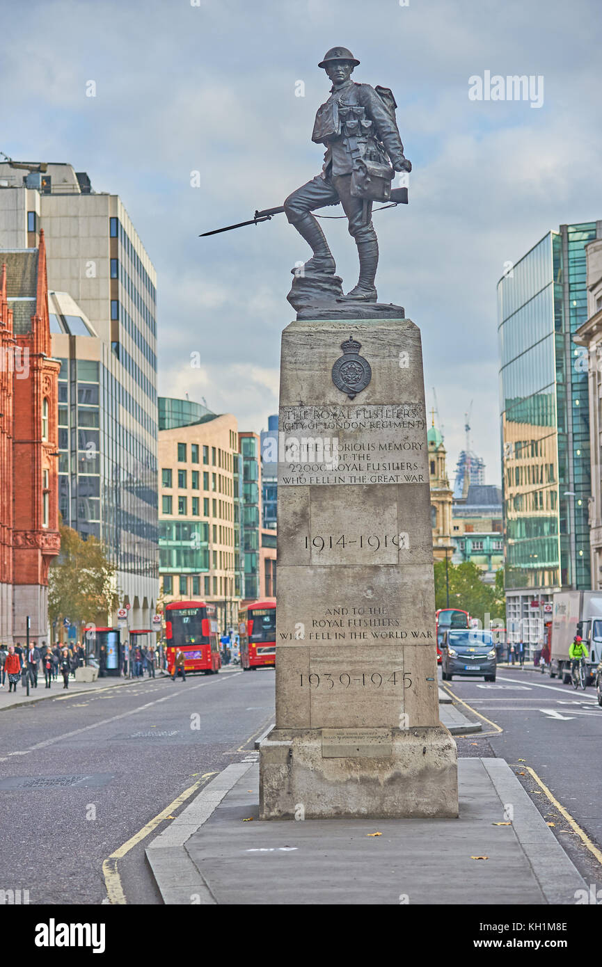 Il memoriale di guerra per il London Fusiliers uccisi durante la Grande Guerra si erge al centro della strada a Holborn, Londra Foto Stock
