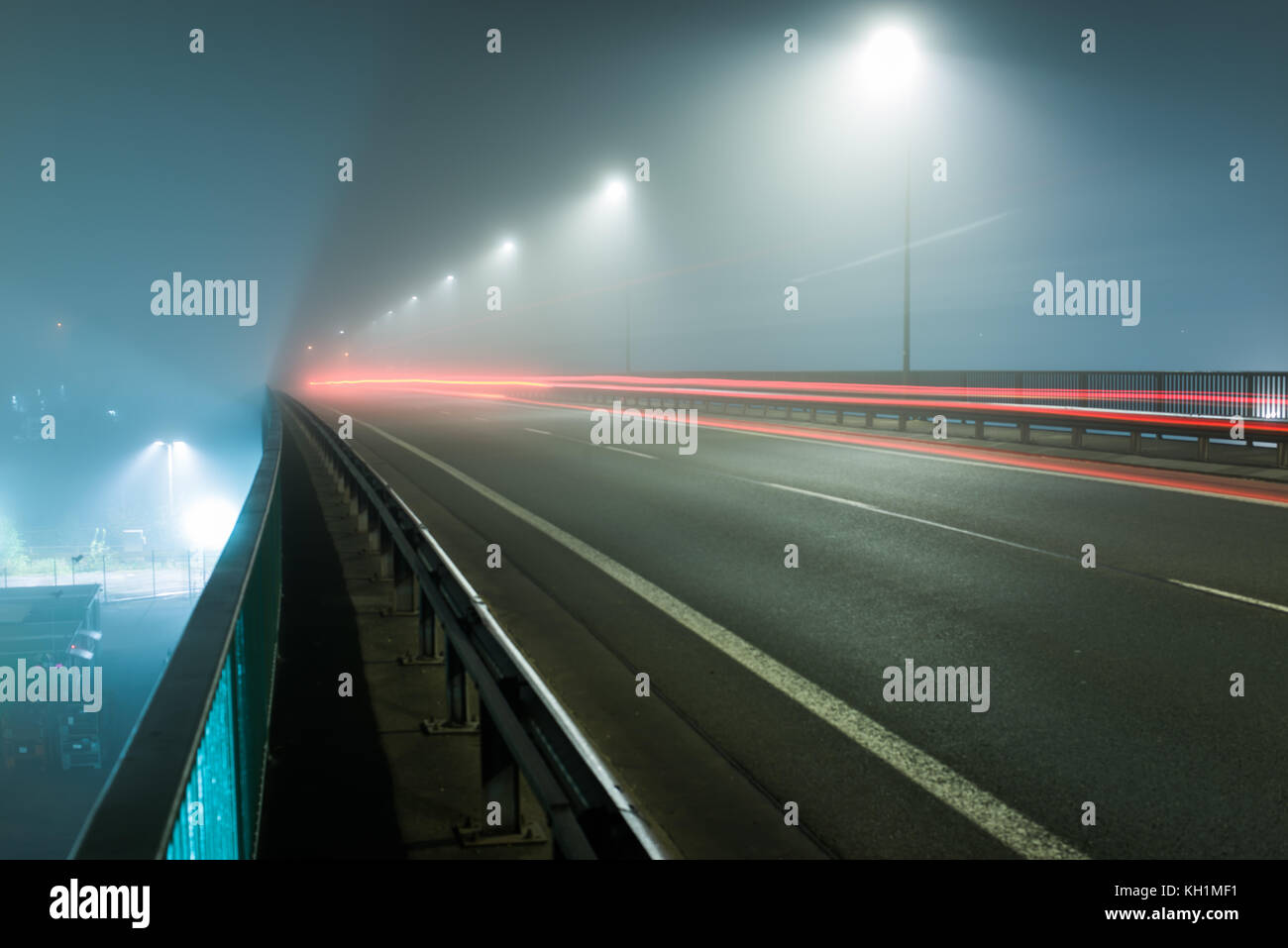 Il movimento di luce espressiva fa scenerie durante la notte in una città comune Foto Stock