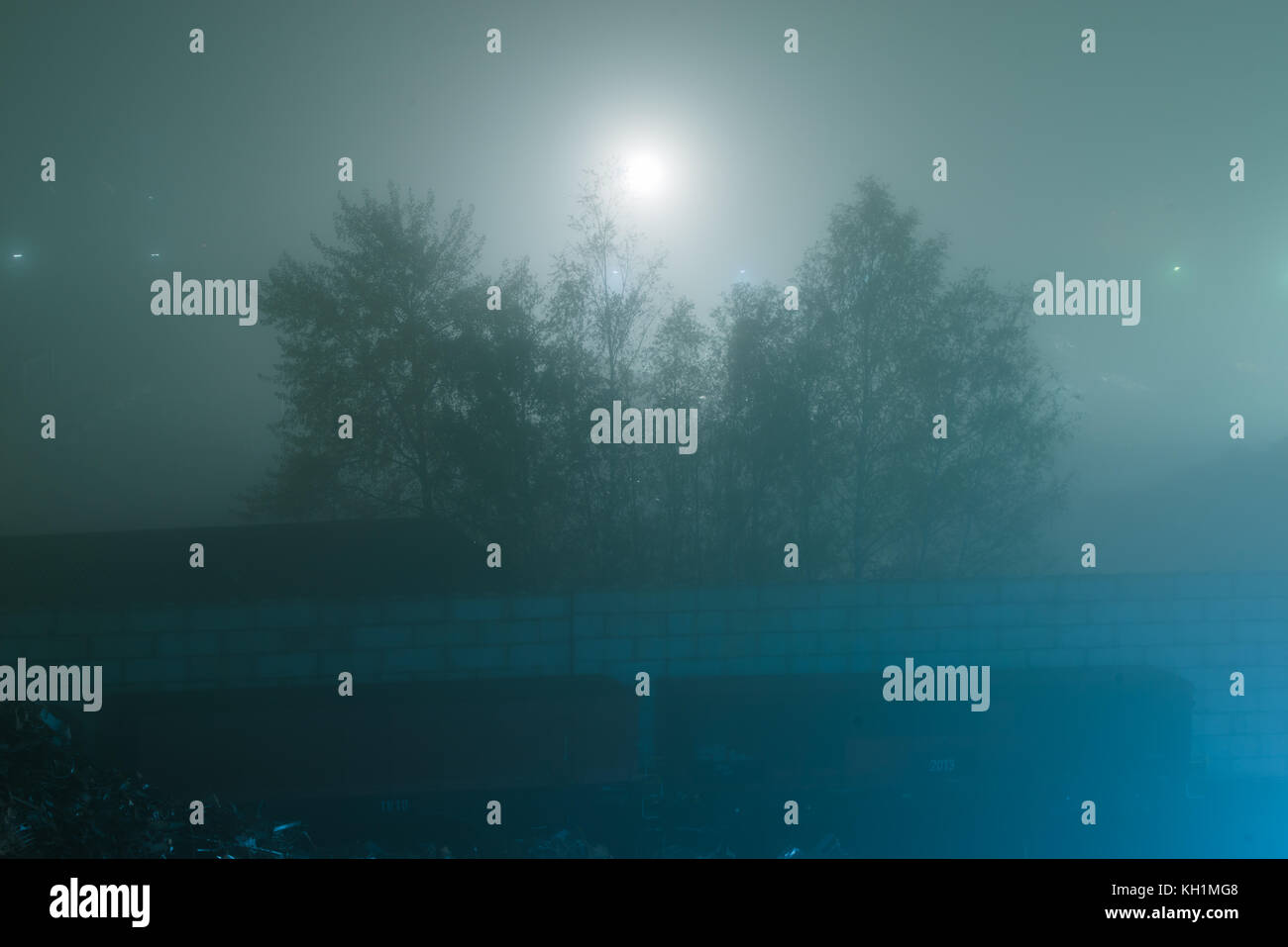 Il movimento di luce espressiva fa scenerie durante la notte in una città comune Foto Stock