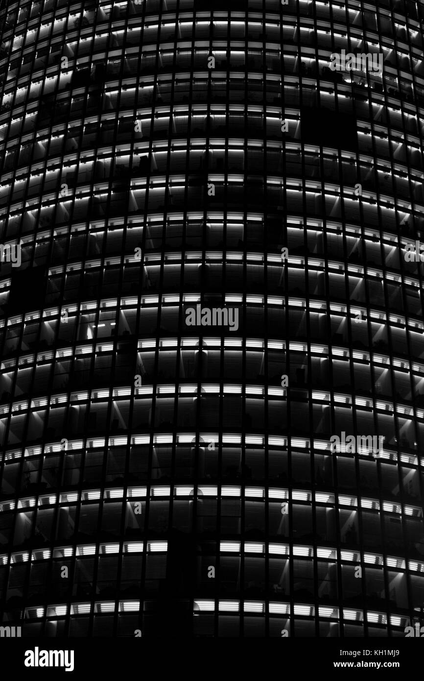 Un palazzo Fotografato di notte con un sacco di windows crea una bella arte nota. Foto Stock