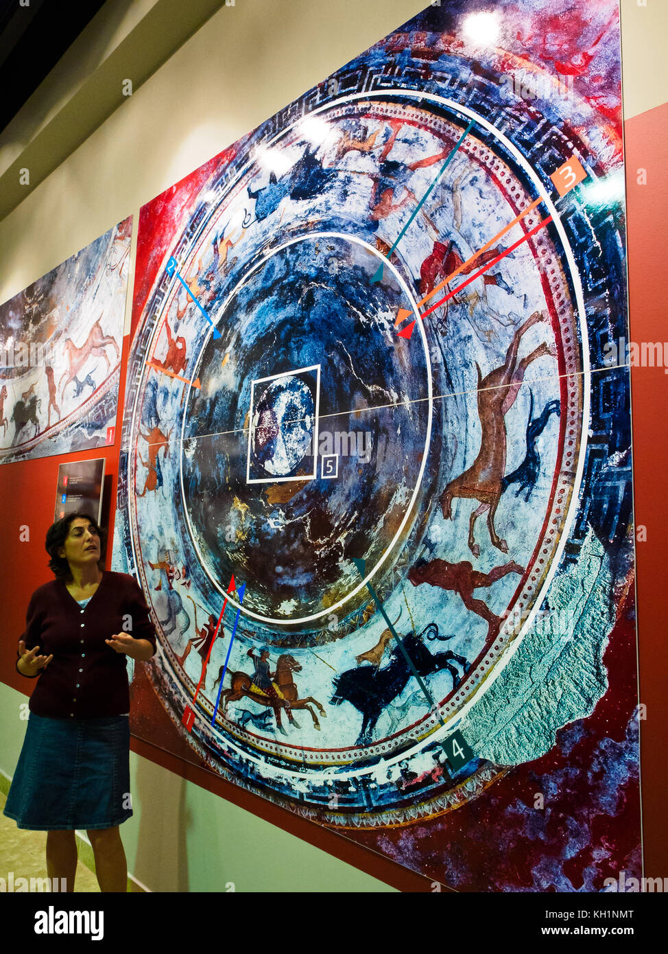 Le immagini di dipinti murali esposti nel Museum Center Thracian Art nella parte orientale di Rodopi, vicino alla città di Haskovo, Bulgaria. Foto Stock