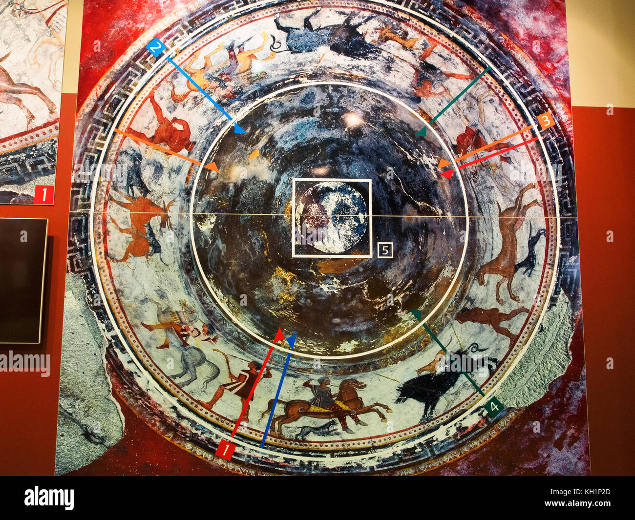 Le immagini di dipinti murali esposti nel Museum Center Thracian Art nella parte orientale di Rodopi, vicino alla città di Haskovo, Bulgaria. Foto Stock