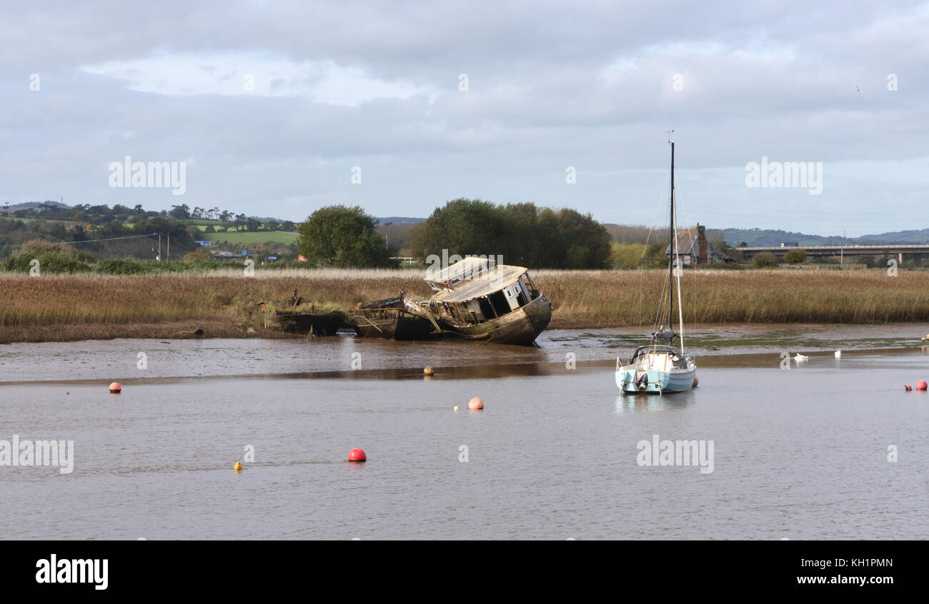 Le barche abbandonate si trovano sul fango dell'estuario del fiume Exe. Topsham, Devon, Regno Unito. Foto Stock