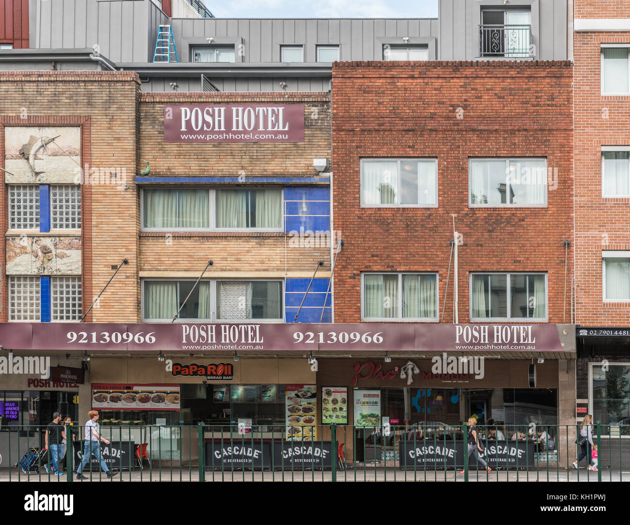 Sydney, Australia - 25 marzo 2017: storico brich hotel elegante con le aziende di commercio al dettaglio a livello strada su Broadway in stazione ferroviaria di vicinato pede. Foto Stock