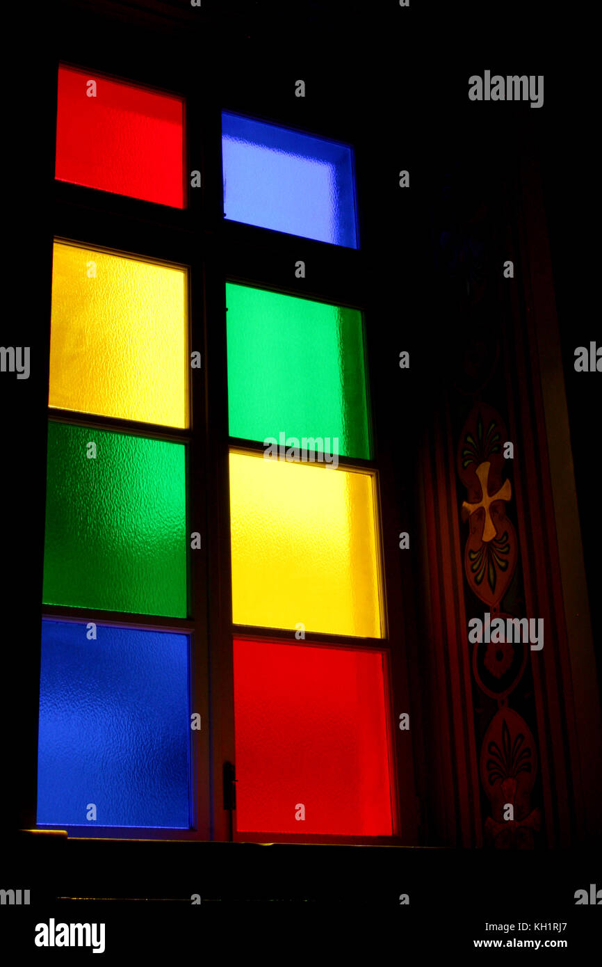 Finestre con vetri colorati in ayios nikolaos chiesa, SIROS, CICLADI GRECIA Foto Stock