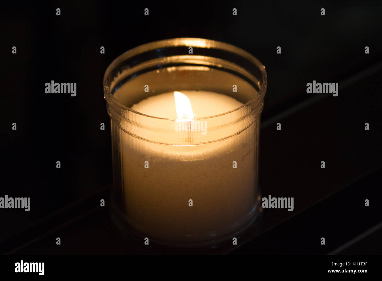 Accendere Una Candela Per Un Defunto Accendere una candela per i morti immagini e fotografie stock ad alta
