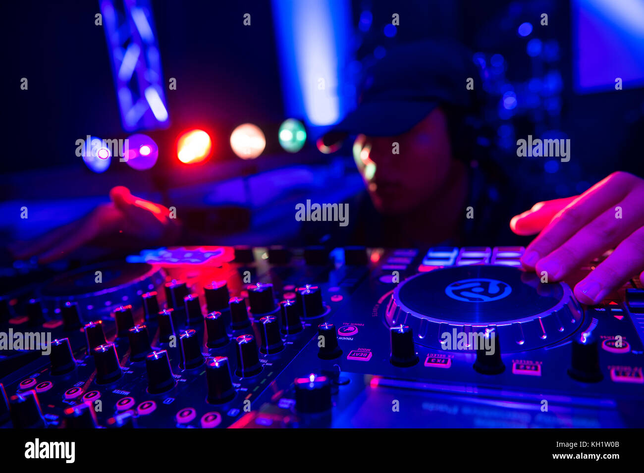 Disc jockey al giradischi DJ gioca sul famoso migliori lettori cd in discoteca, Francia Foto Stock