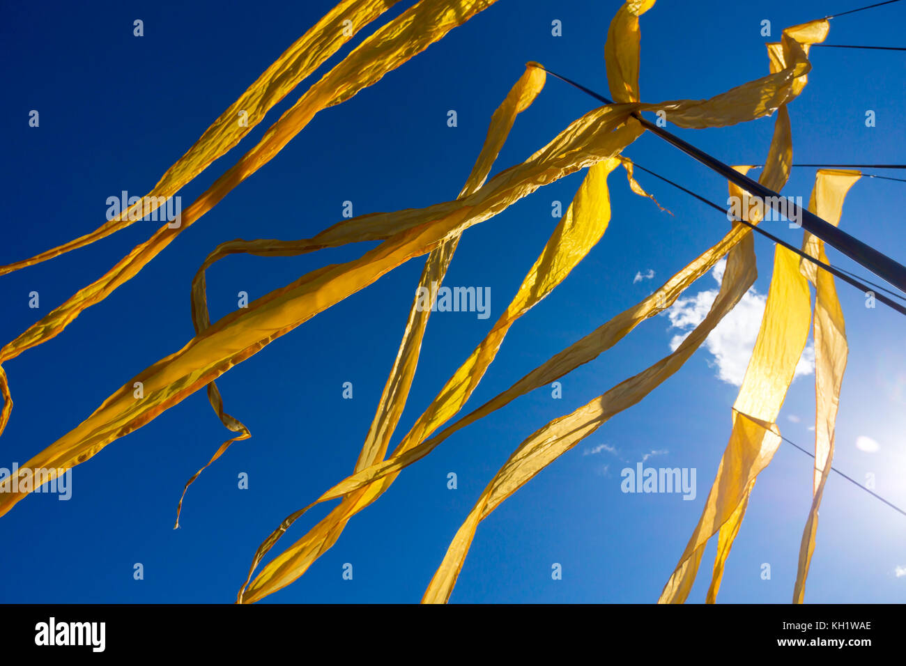 Nastro giallo bandiere svolazzanti Foto Stock