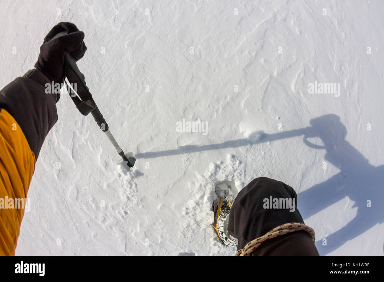 Legato scalatori di montagna di arrampicata con campo di neve legato con una corda con ghiaccio e caschi di prima persona. Foto Stock