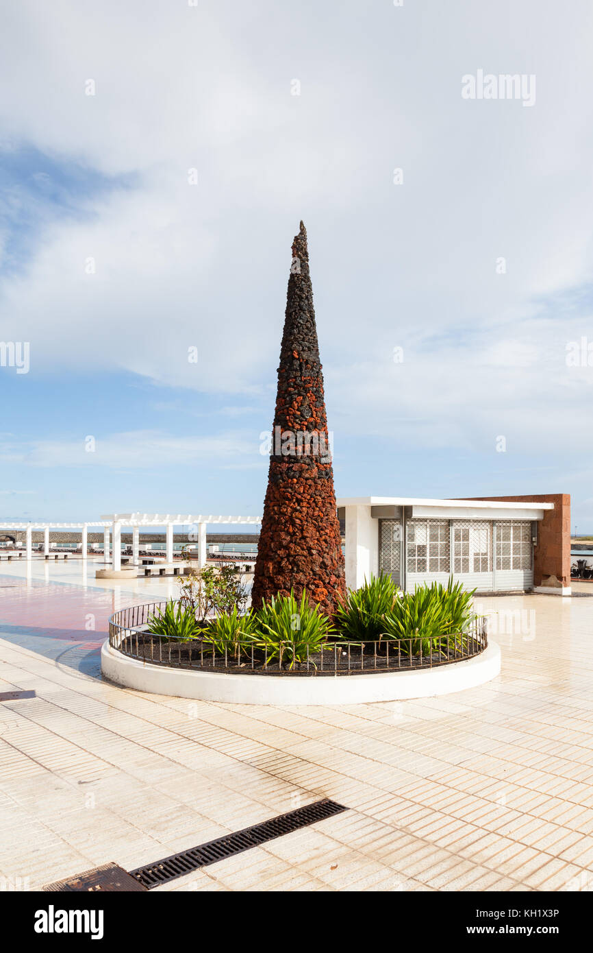 Una scultura di roccia lavica situata su Avenida la Marina, sul lungomare di Arrecife sull'isola di Lanzarote. Foto Stock